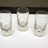3 anciens verres à pied en verre transparent