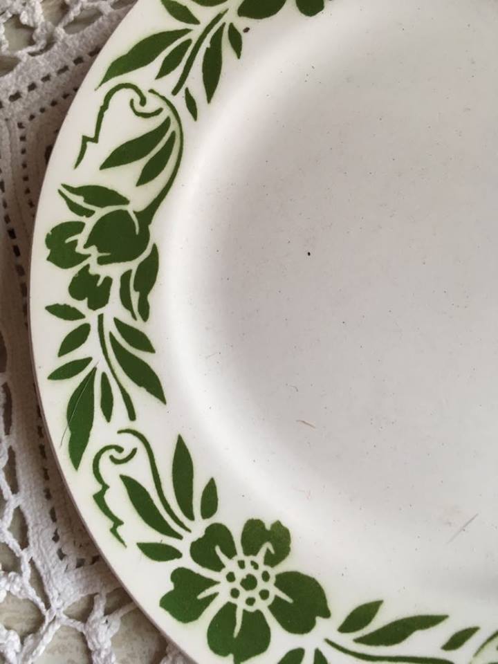 Set of eight plates desserten yellow green and red