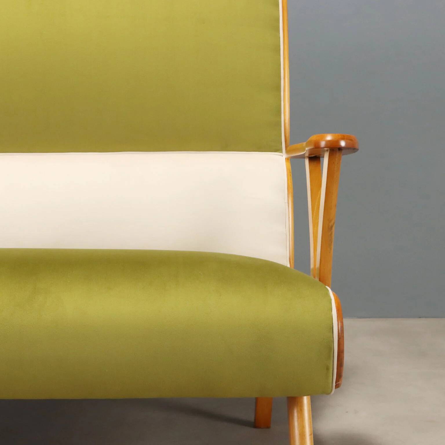 Vintage two-tone velvet and beech wood canapé, Italian design, 1950s.