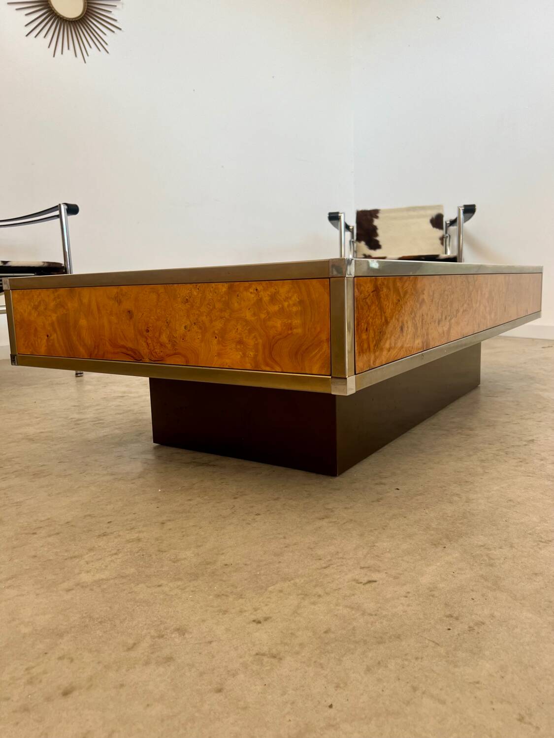 Old Italian design coffee table from the 70s in elm burl and metal / Willy Rizzo