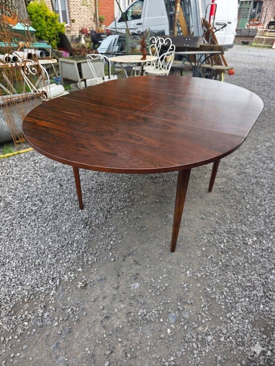 Scandinavian extendable table in rosewood from the 1960s, butterfly extension.