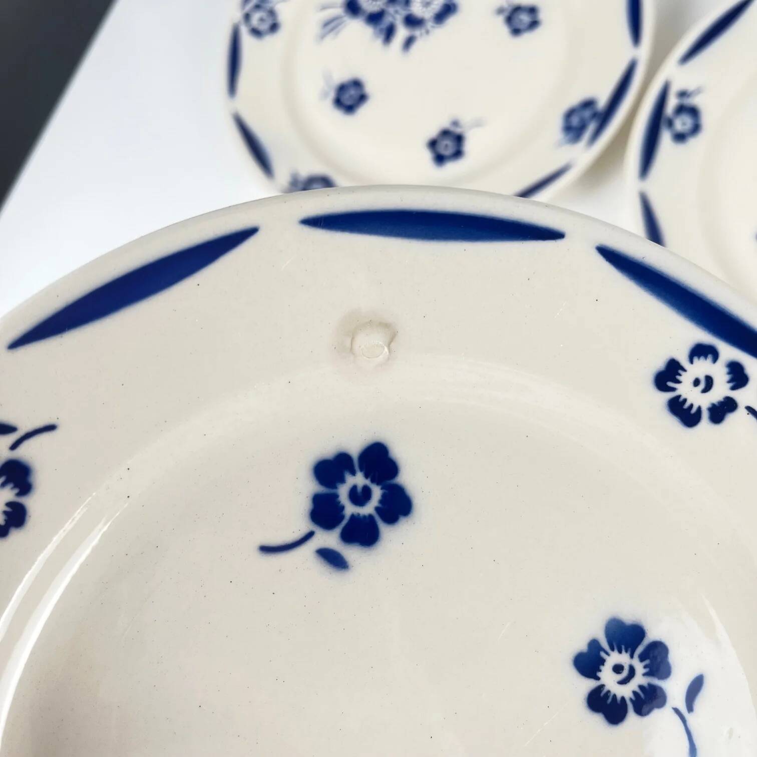 Set of 6 dessert plates, semi-porcelain Badonviller, blue flower pattern, early 20th century.