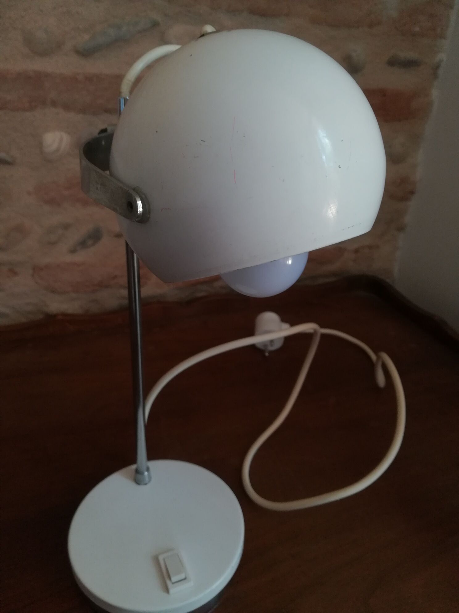 Lamp on foot eyeball