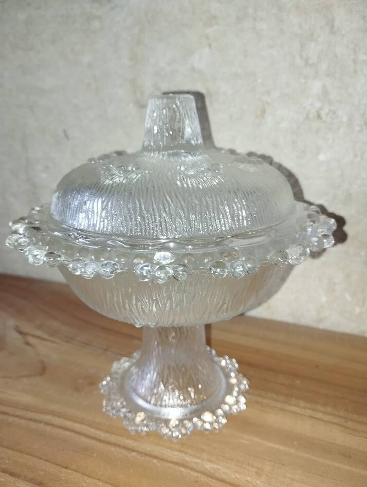 Bonbonnière sur pied en verre moulé – Décor texturé vintage