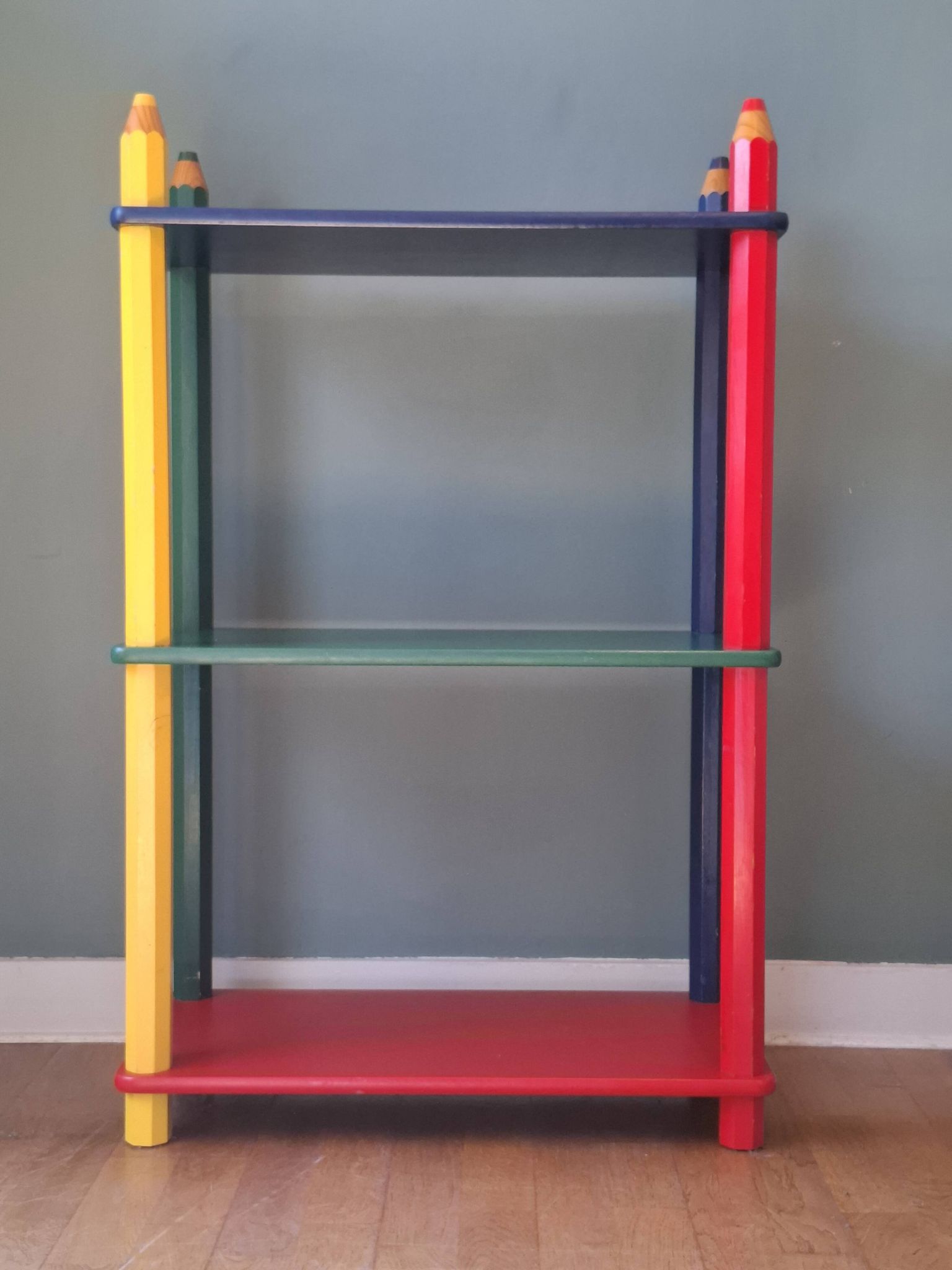 Etagère crayon style memphis
