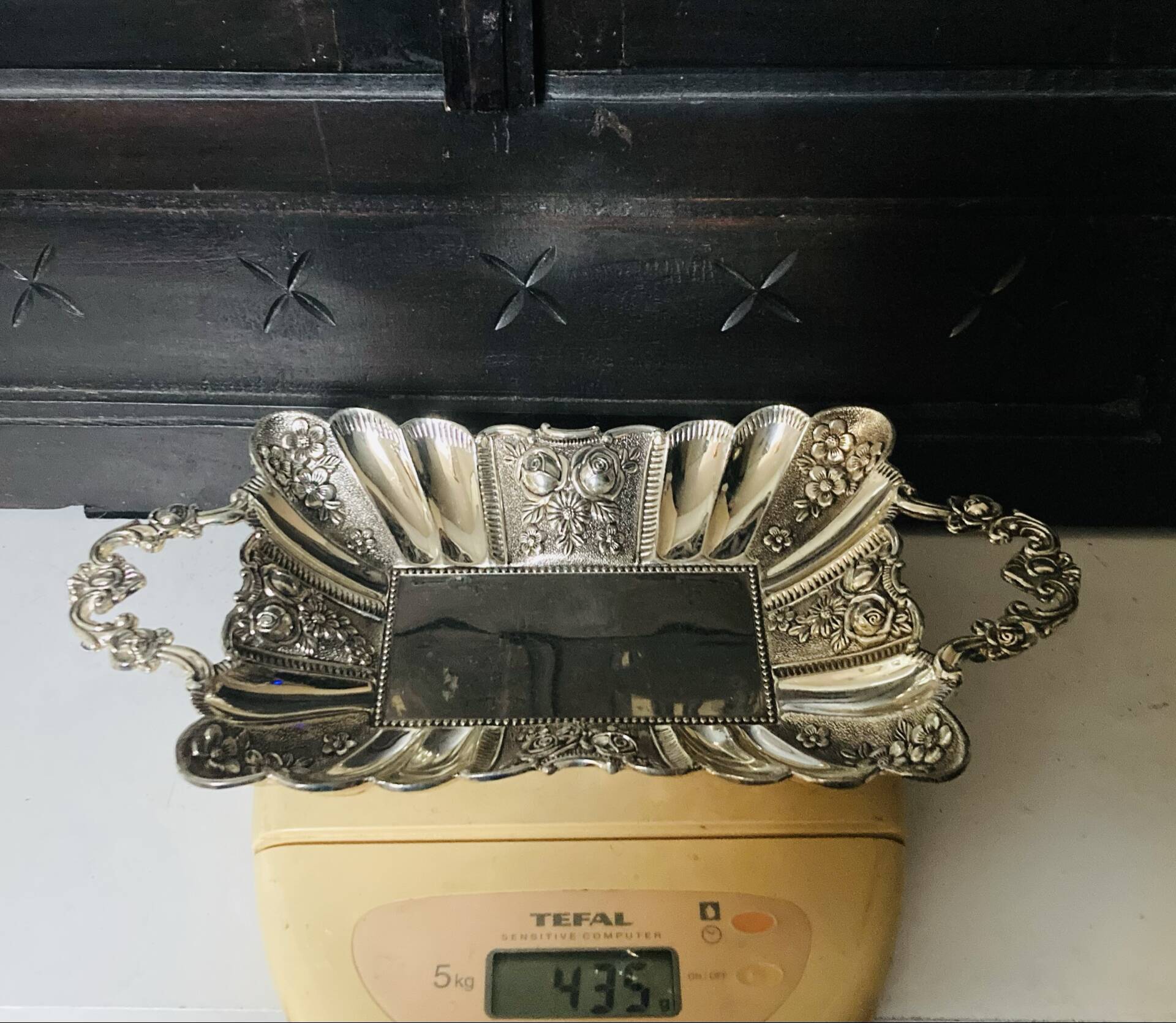 St Louis XV style letter tray, empty pocket, 20th century, in repoussé metal.