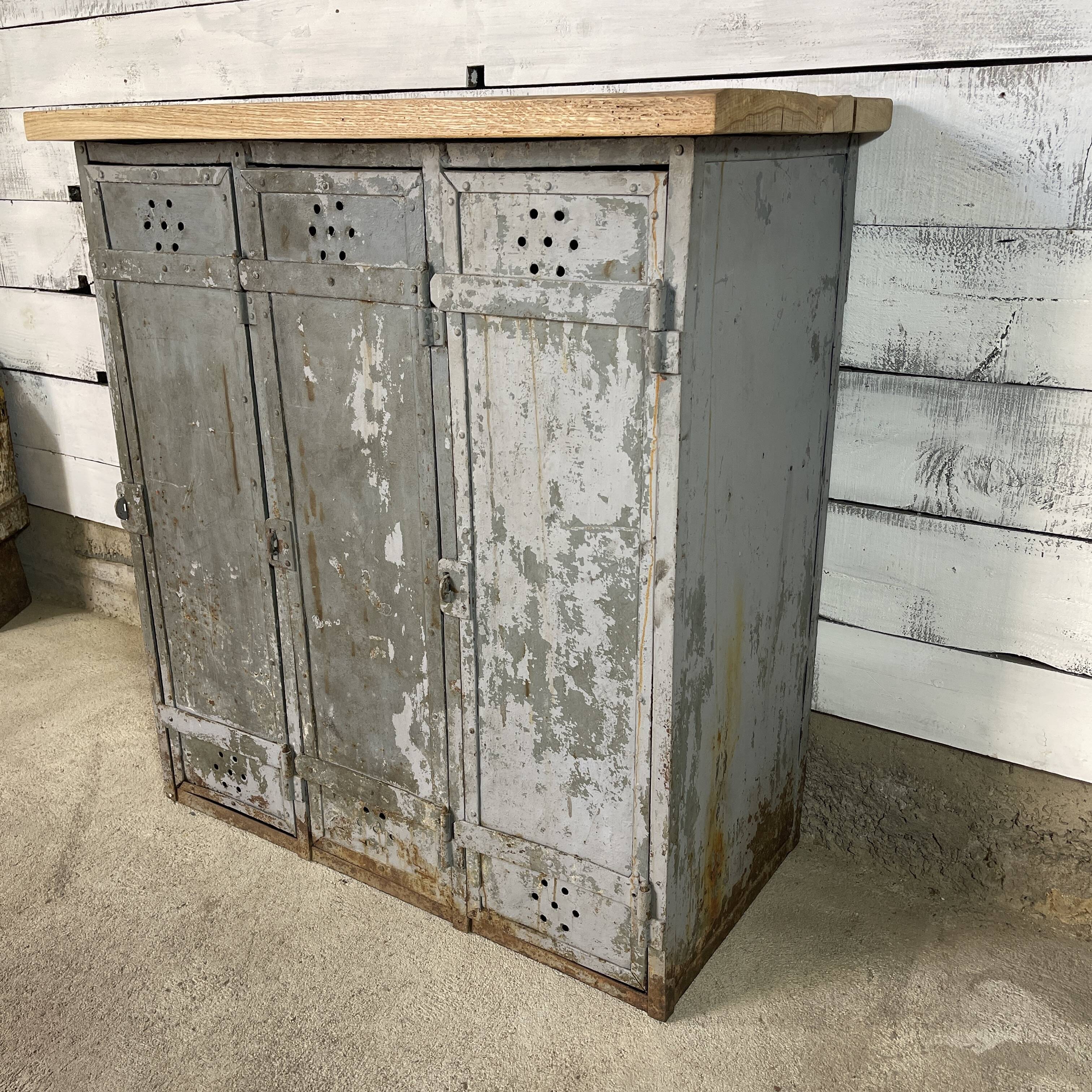 Buffet cloakroom 3 doors