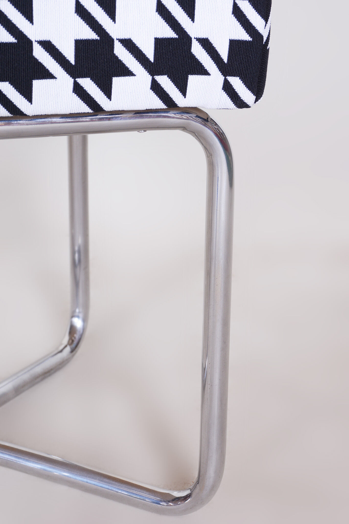 Tabouret chrome noir et blanc de sab fabriqué dans les années 1930 nouveau rembourrage