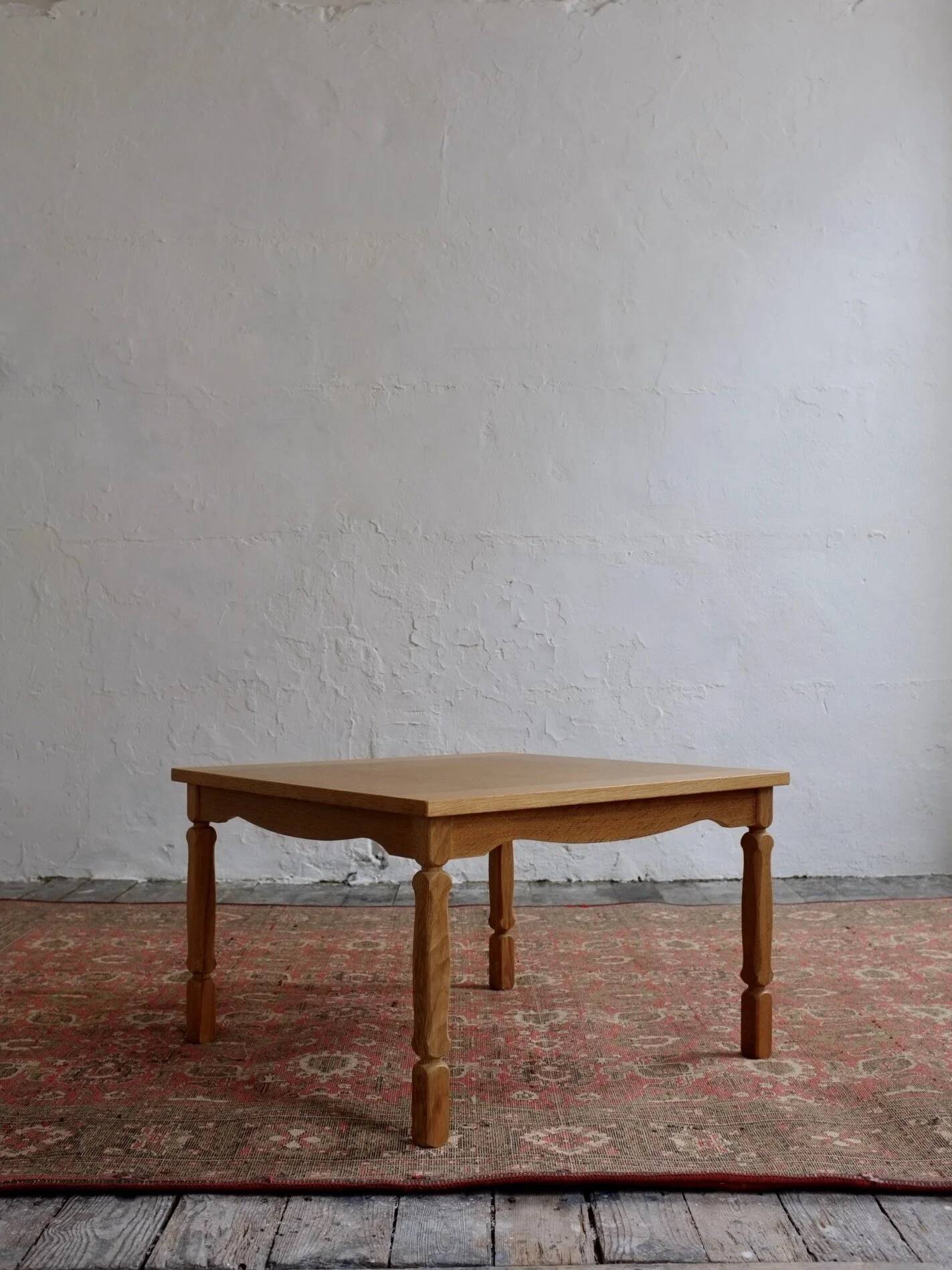 Table basse carrée en chêne sculpté par Henning Kjaernulf | Danemark | Années 1950