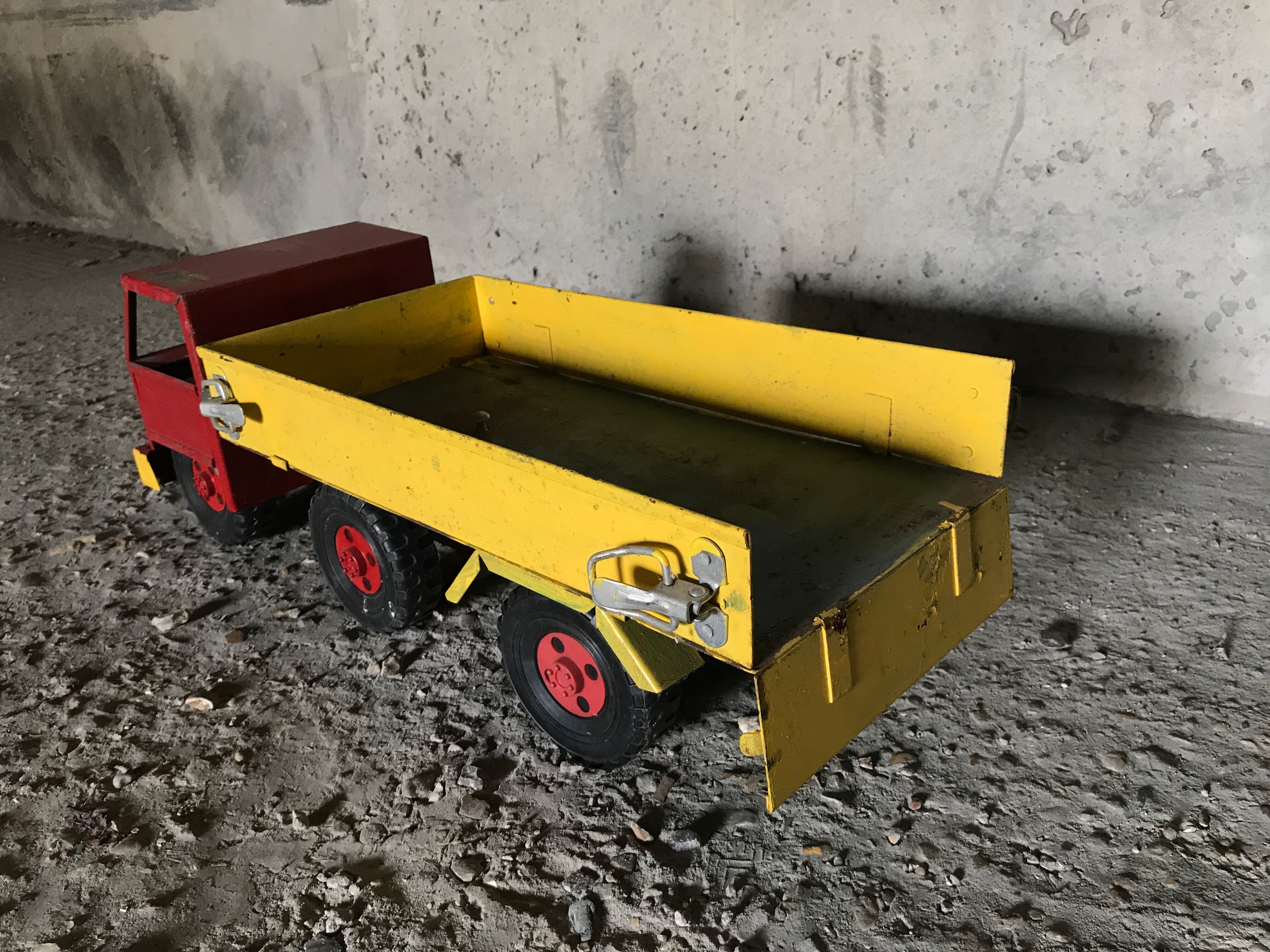 Former 50s metal dump truck vintage