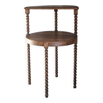 Round side table with turned legs