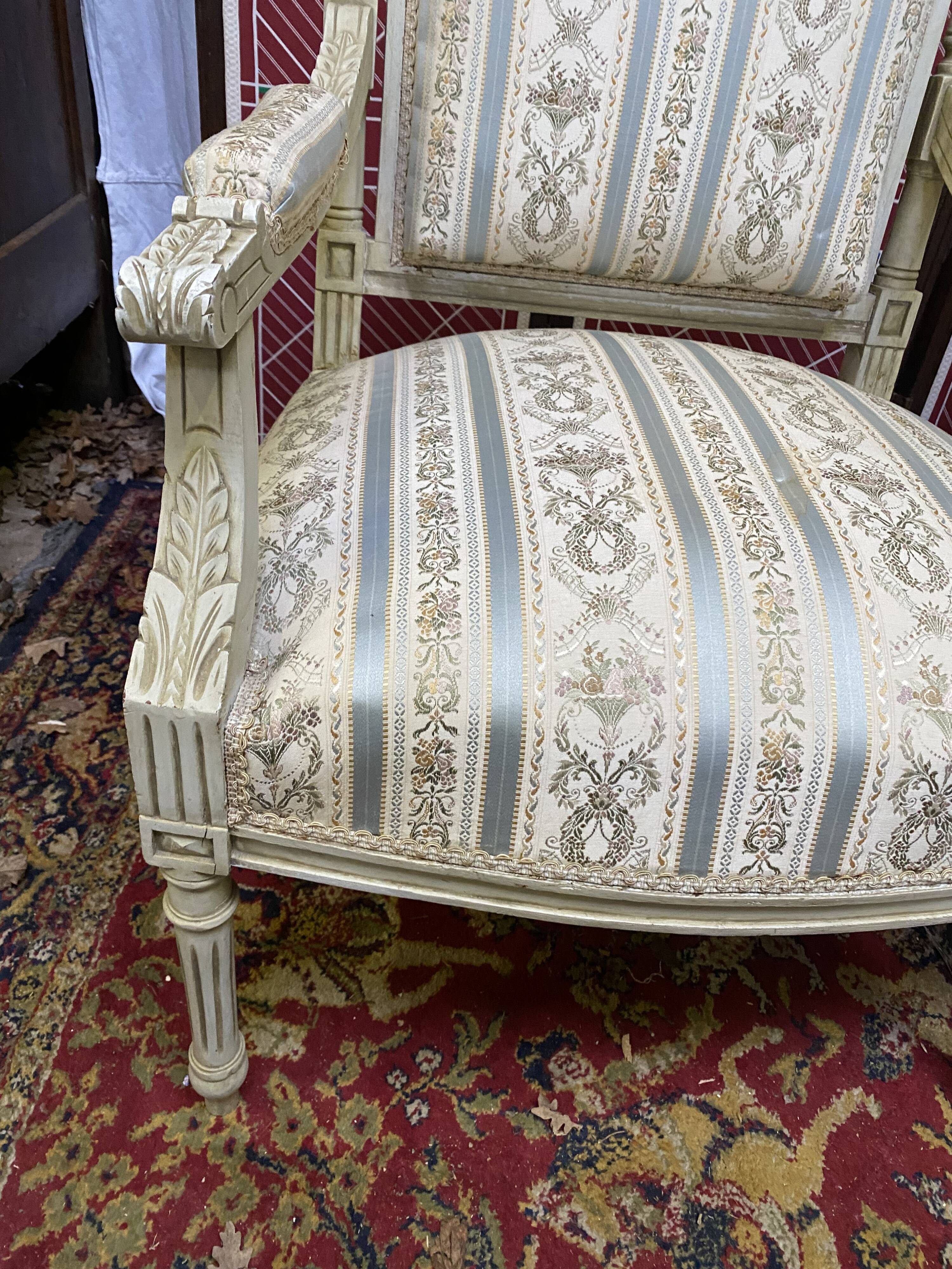 Paire de fauteuils style Louis XVl sculptés avec tissus et soieries d’origine