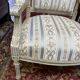Paire de fauteuils style Louis XVl sculptés avec tissus et soieries d’origine