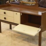 Wenge hairdresser from the 1990s