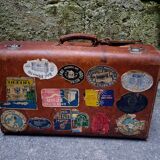 Ancienne valise en cuir avec ses étiquettes de voyage