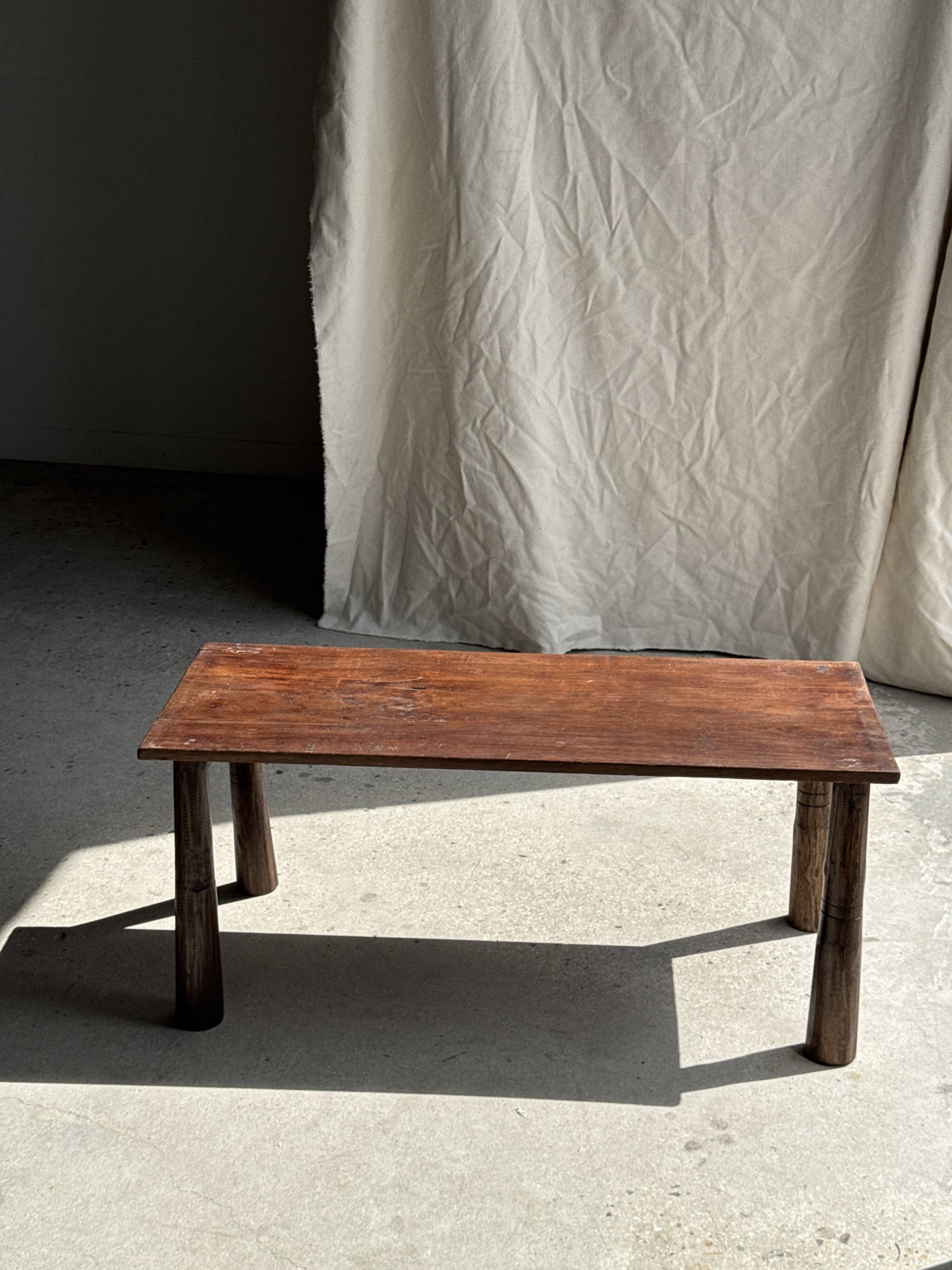 Table basse en teck brun de seconde main indonésienne pieds coniques H37 L8
