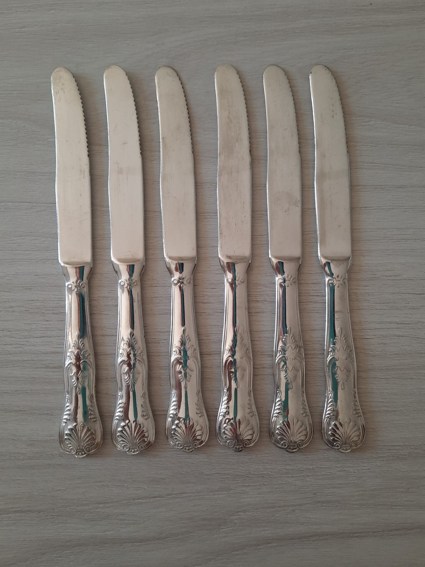 Set of 6 silver metal knives