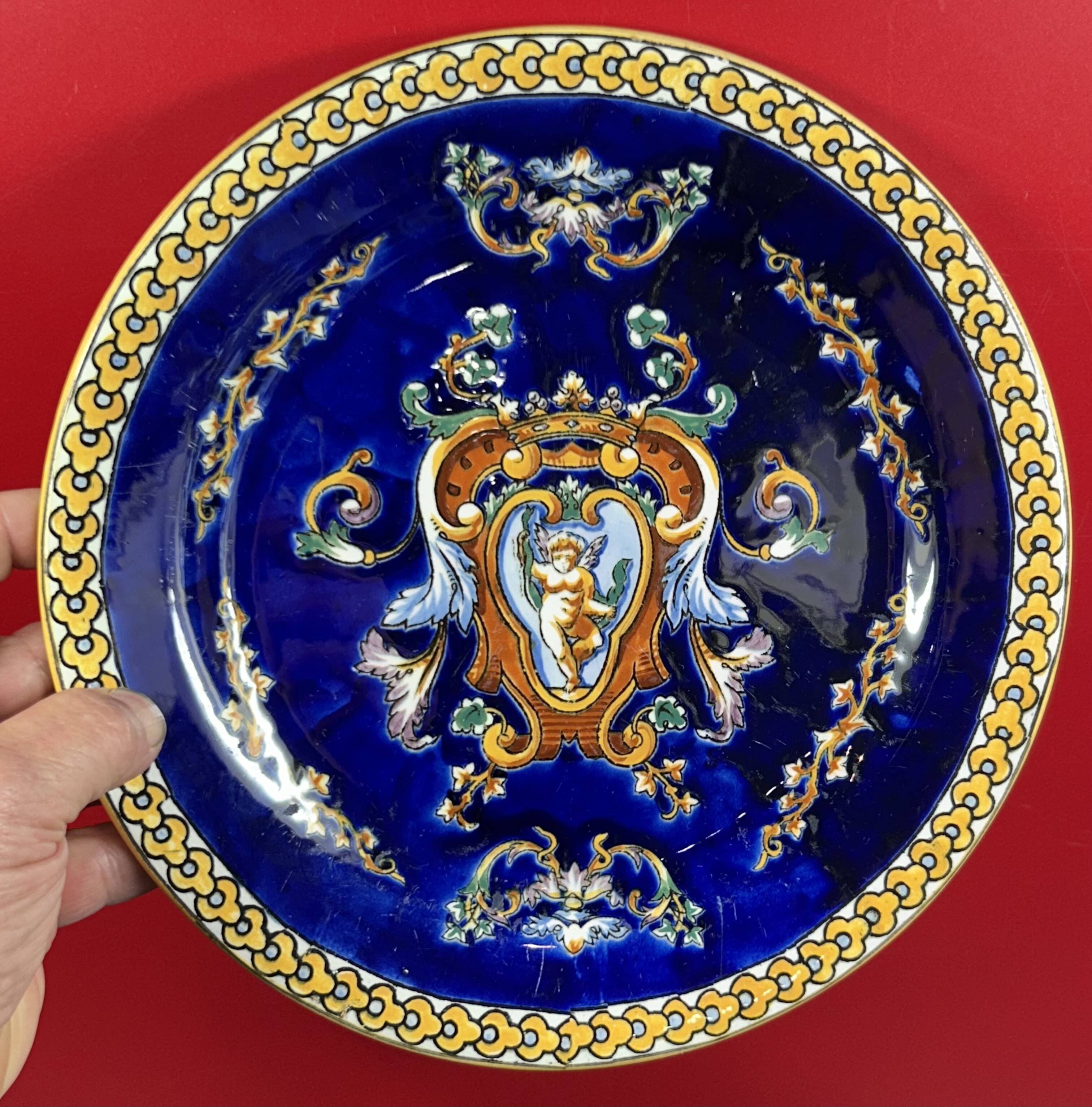 Antique Gien plate with Renaissance decoration, angel, putti... 25 cm
