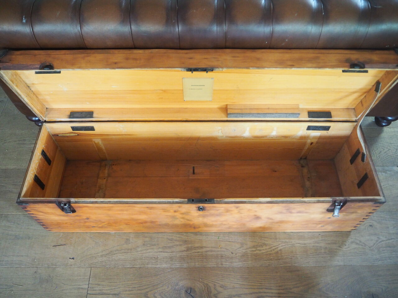Former long chest with bracket