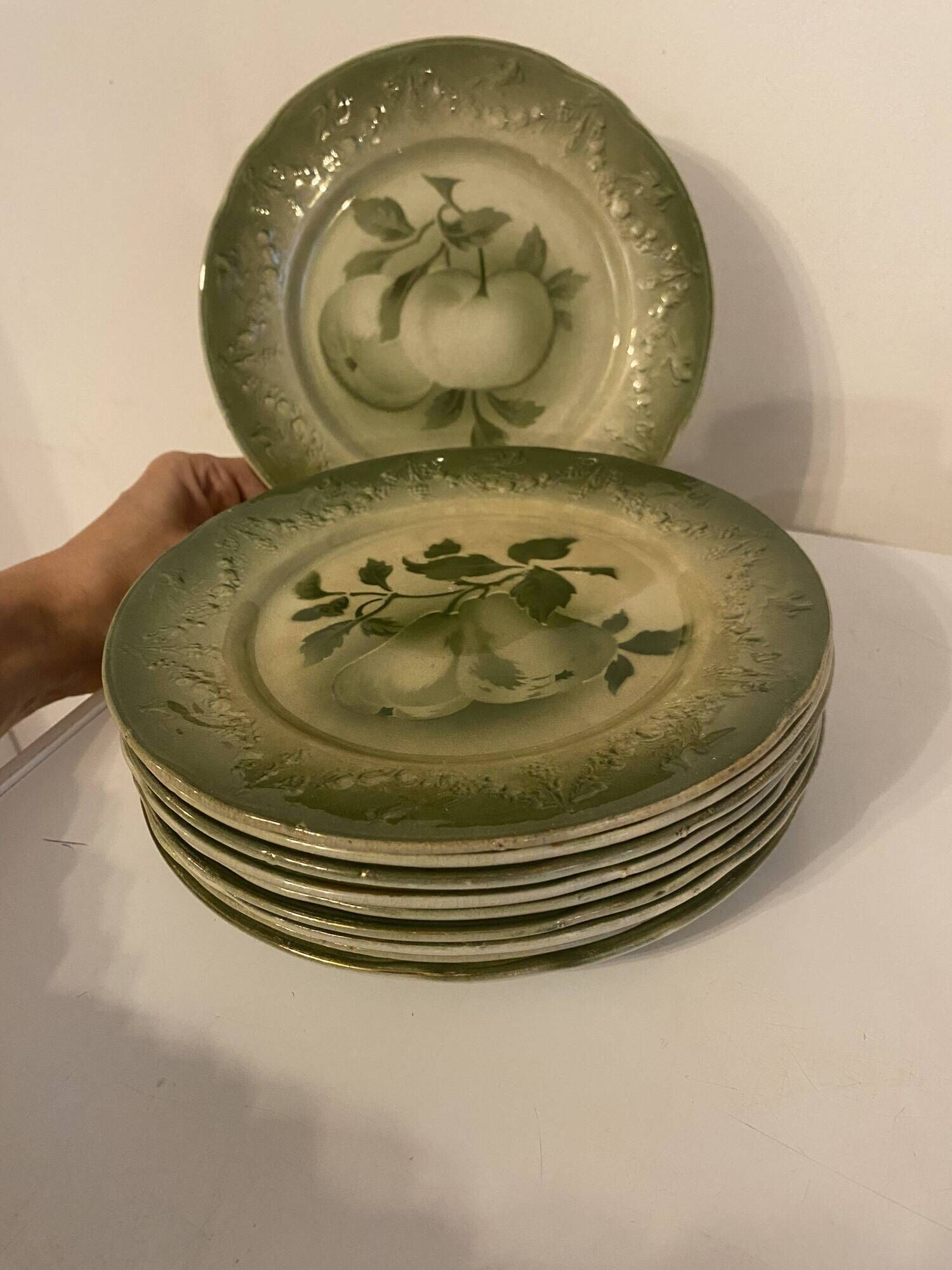 10 assiettes à dessert en barbotine Keller et Guerin Lunéville