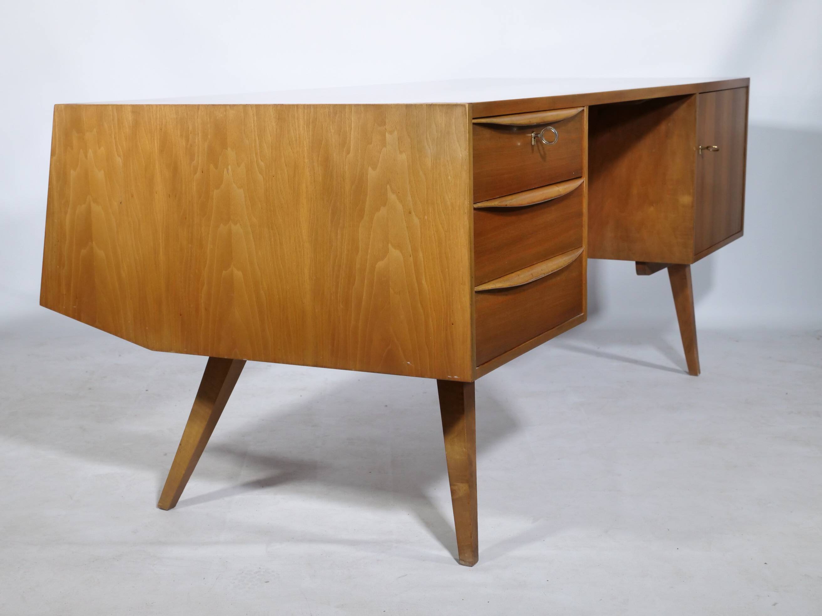 Bureau de direction en noyer, années 1960