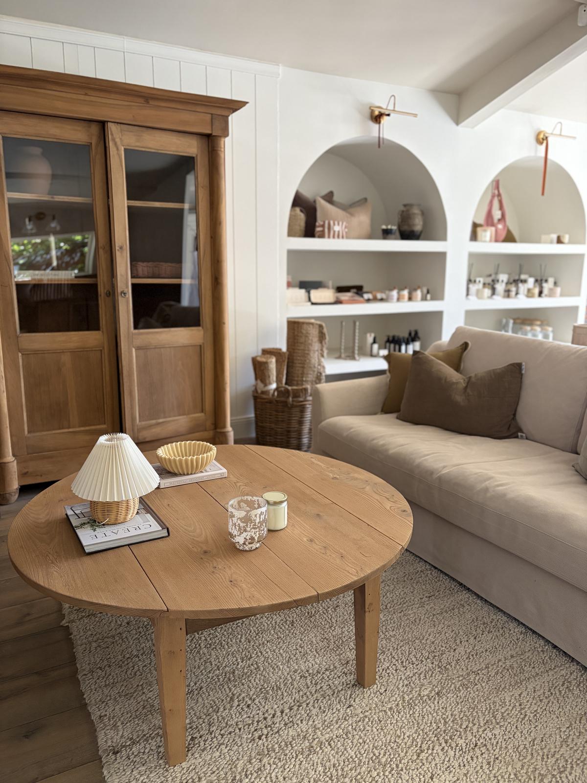 Round folding coffee table in solid wood