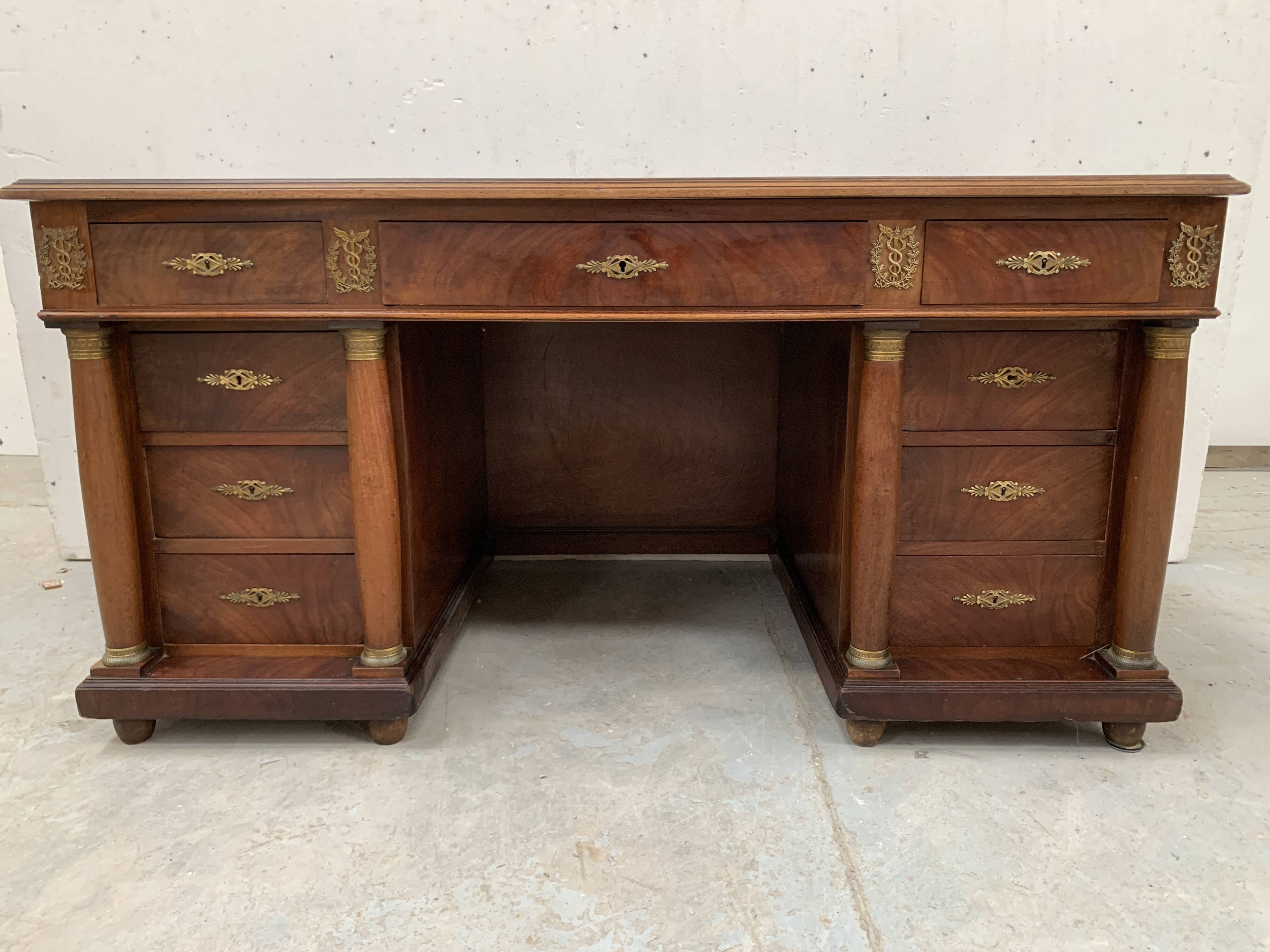 Bureau a caissons de style Empire en acajou et placage XX siècle
