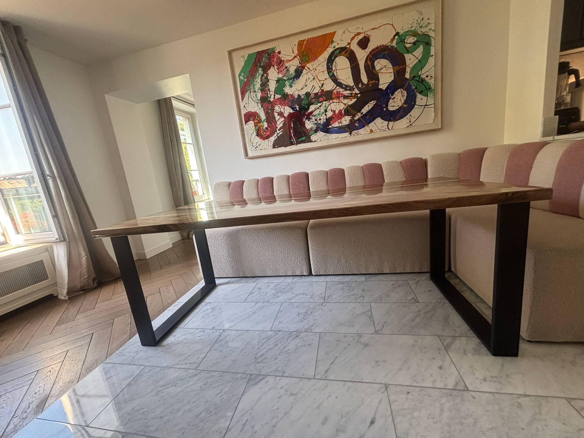 Table de salle à manger en noyer fait main avec époxy rustique | Solide