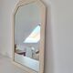 Miroir biseauté et mouluré beige