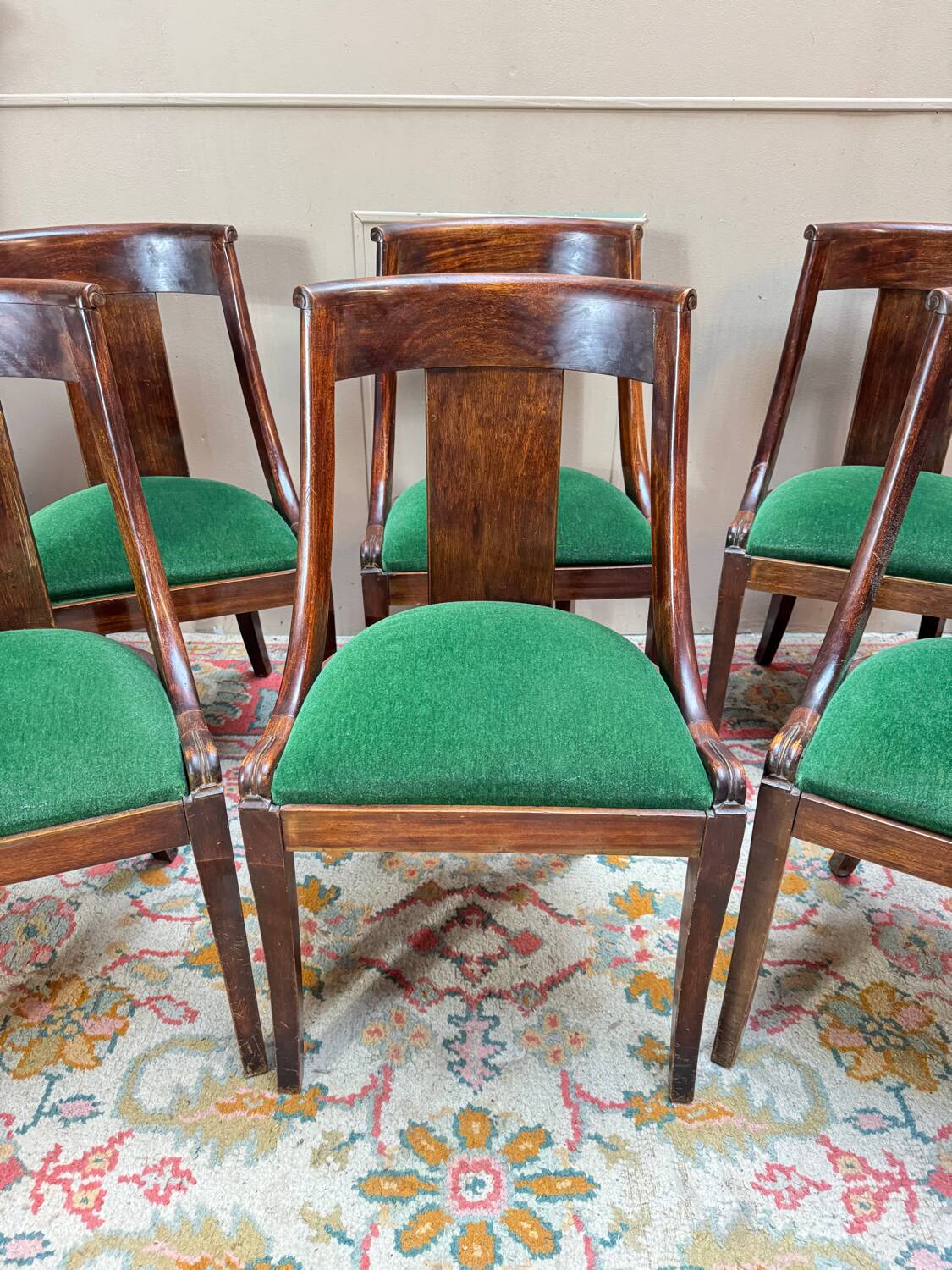 Suite de six chaises gondole en acajou de style empire