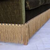 Canapé danois 3 places des années 1970, velours d'ameublement vert, pieds en bois de frêne.