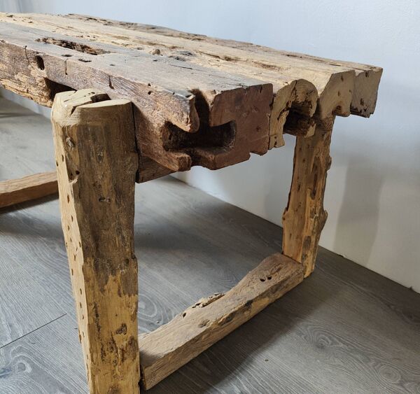 Table basse en bois brut ancien