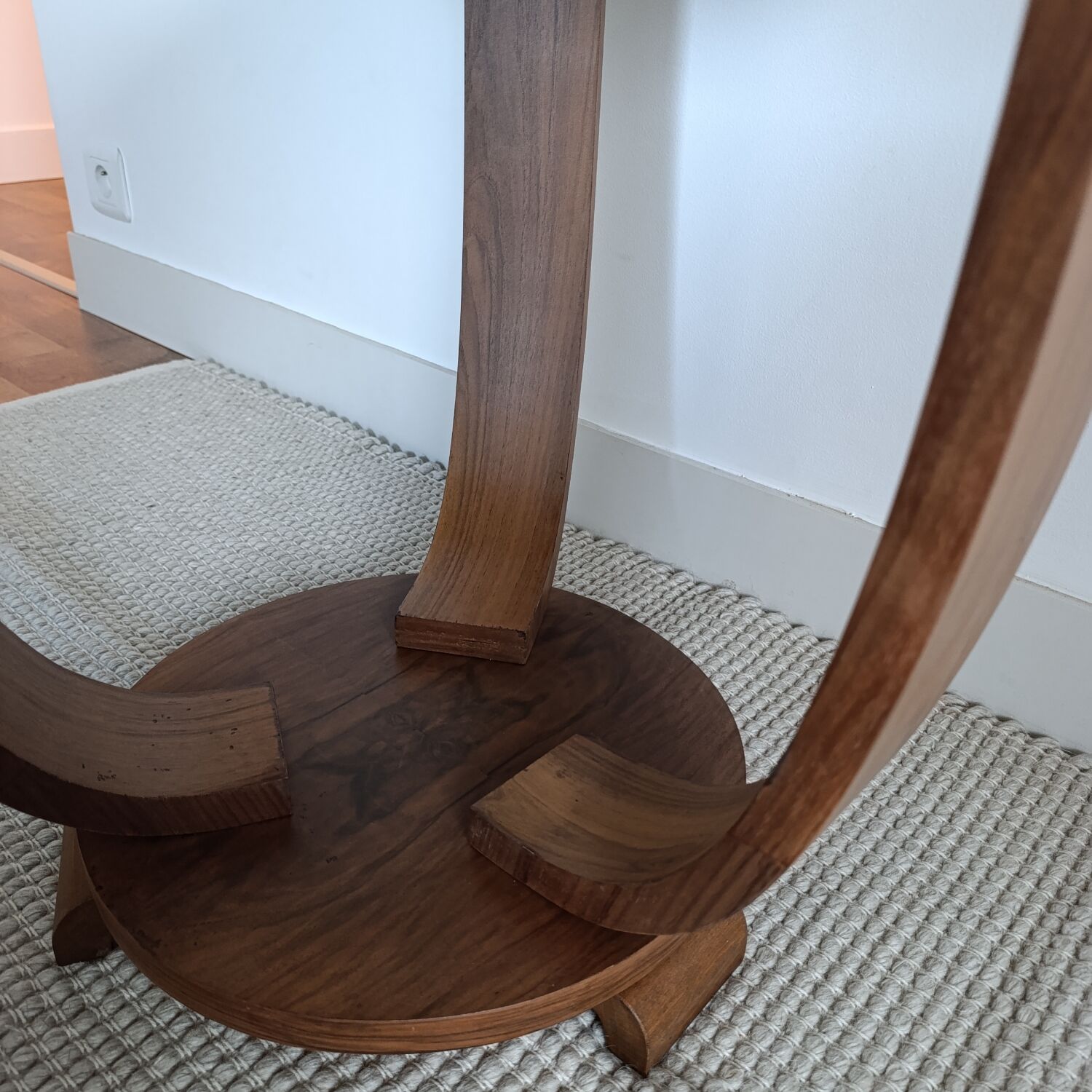 Round Art Deco table in walnut veneer – 1948