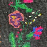 Tapis roumain en laine noire avec un panier de fleurs colorées