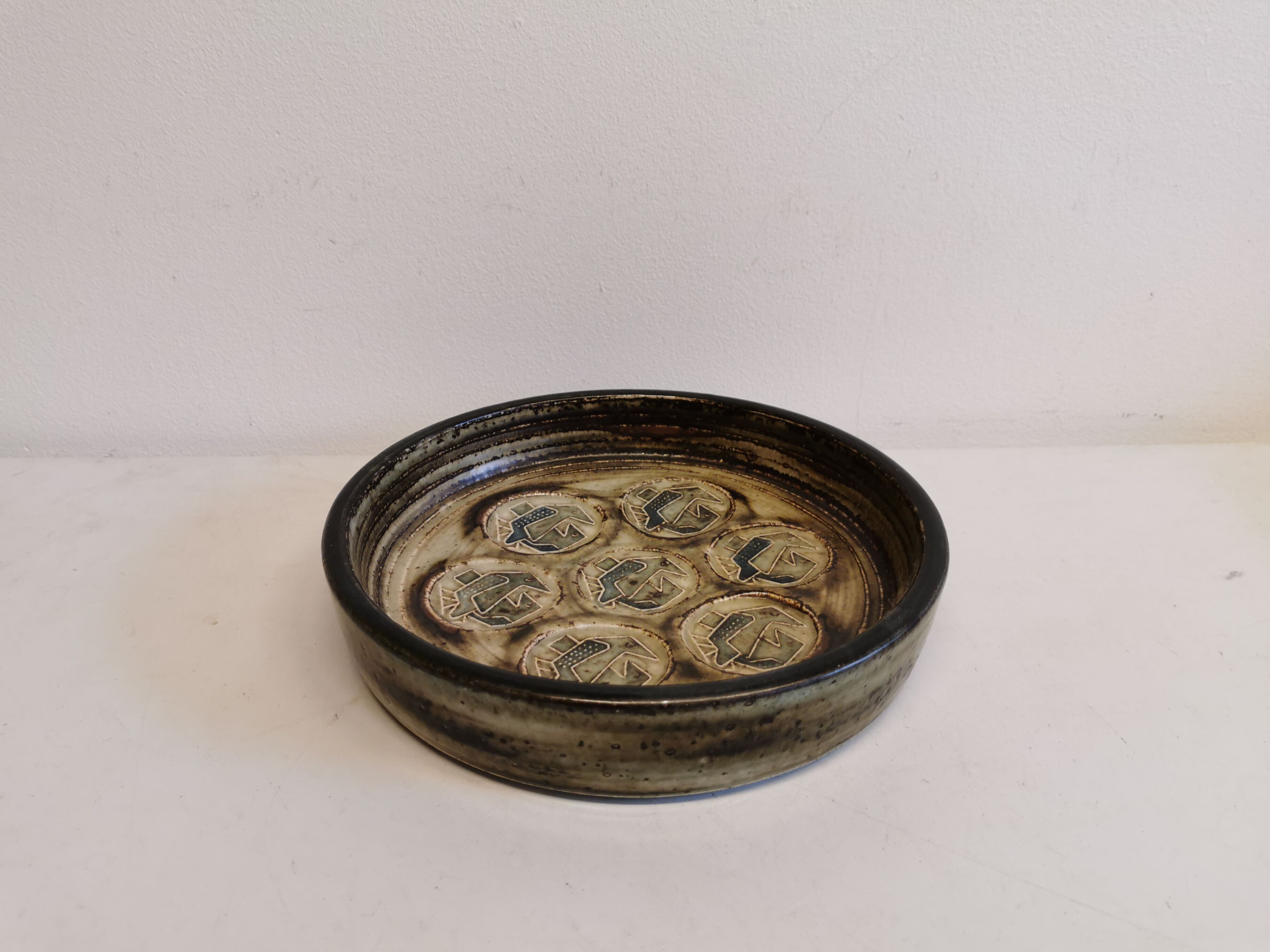 Dish in stoneware with  model 21936, by Jørgen Mogensen and manufactured by Royal Copenhagen