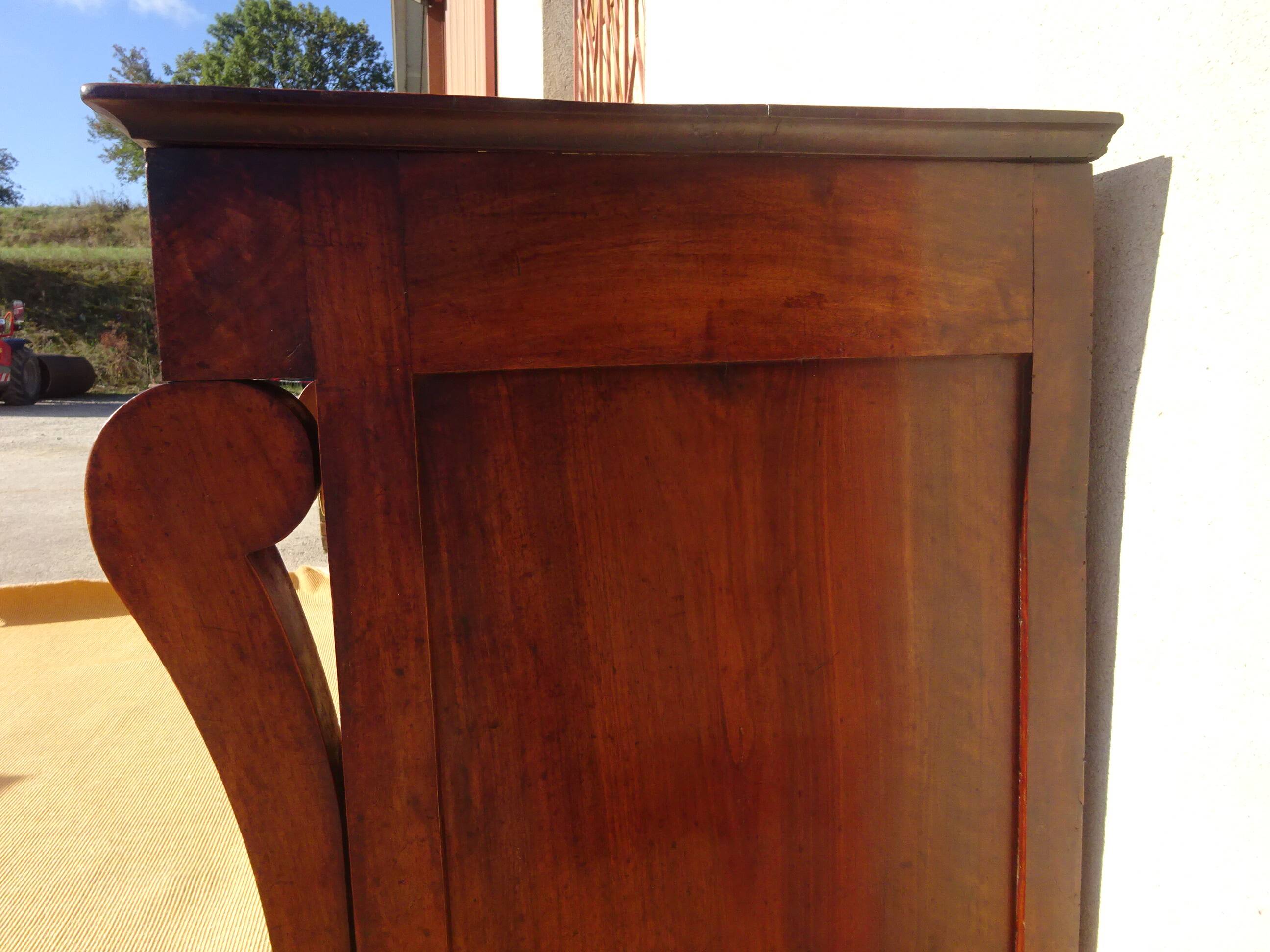 Crossed walnut chest of drawers