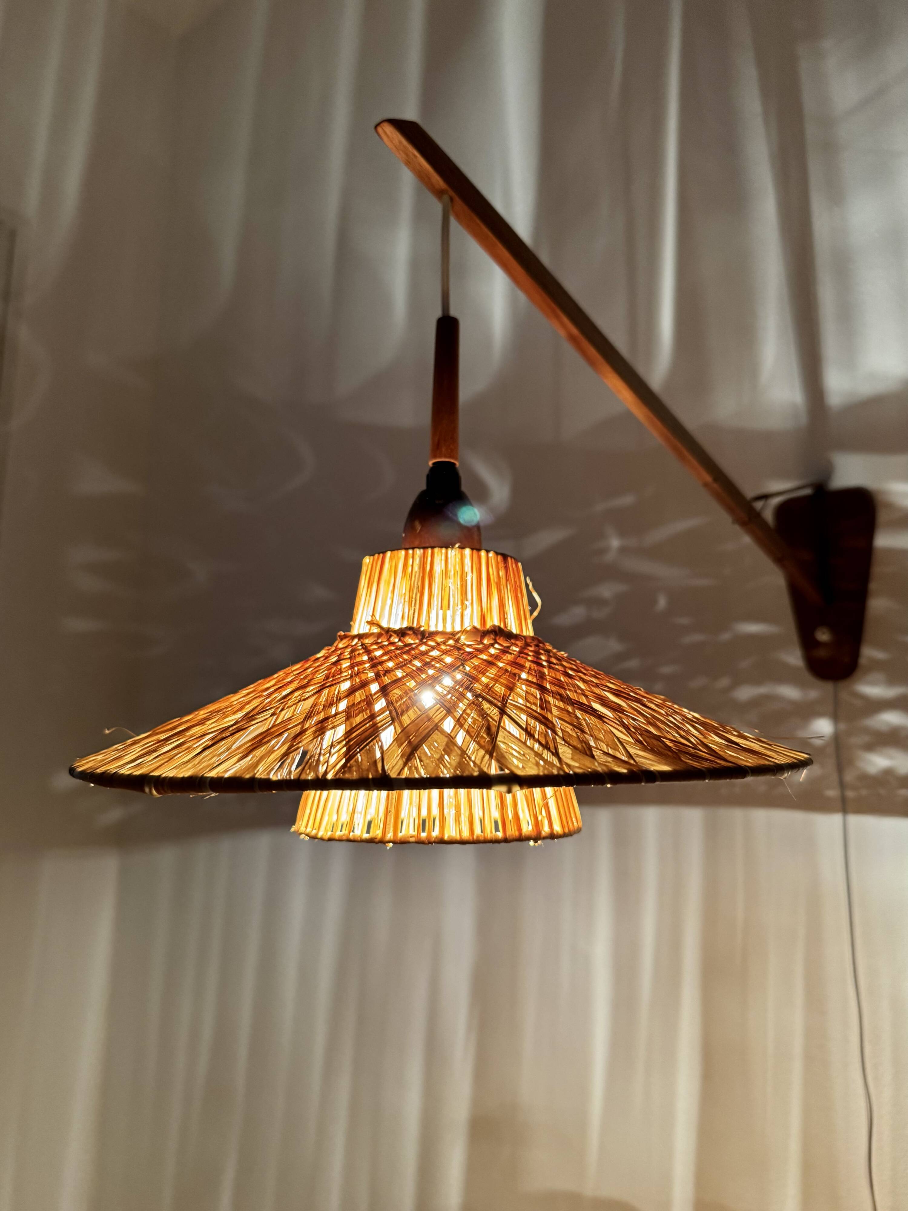Lampe murale en teck et raffia ajustable