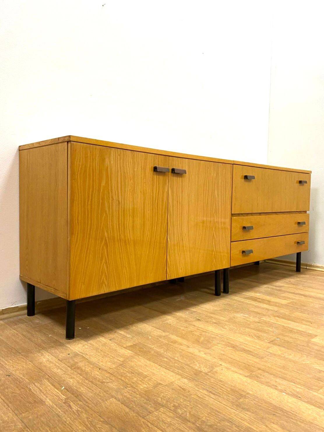 Commode rétro, intérieur, années 1960 (design tchèque)