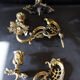 Paire d'appliques antique de piano Français bronze, bougeoirs, signé L Pinet 102, régence d’empire rococo