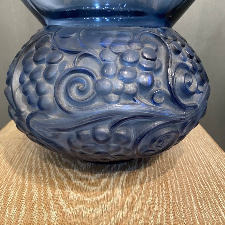 Un vase en verre bleu Fontainebleau de René Lalique