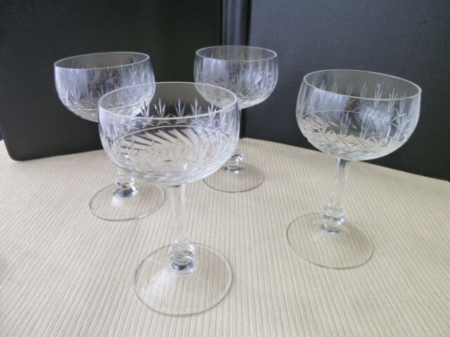 Set de 4 verres à pied en verre taillé pour vin rosé ou blanc