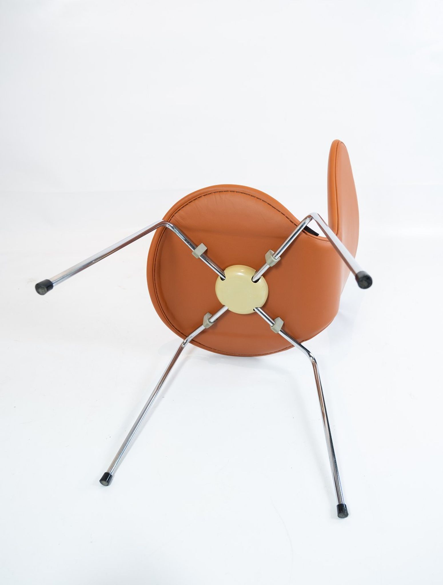 A set of 6 Seven chairs, model 3107, designed by Arne Jacobsen and manufactured by Fritz Hansen.