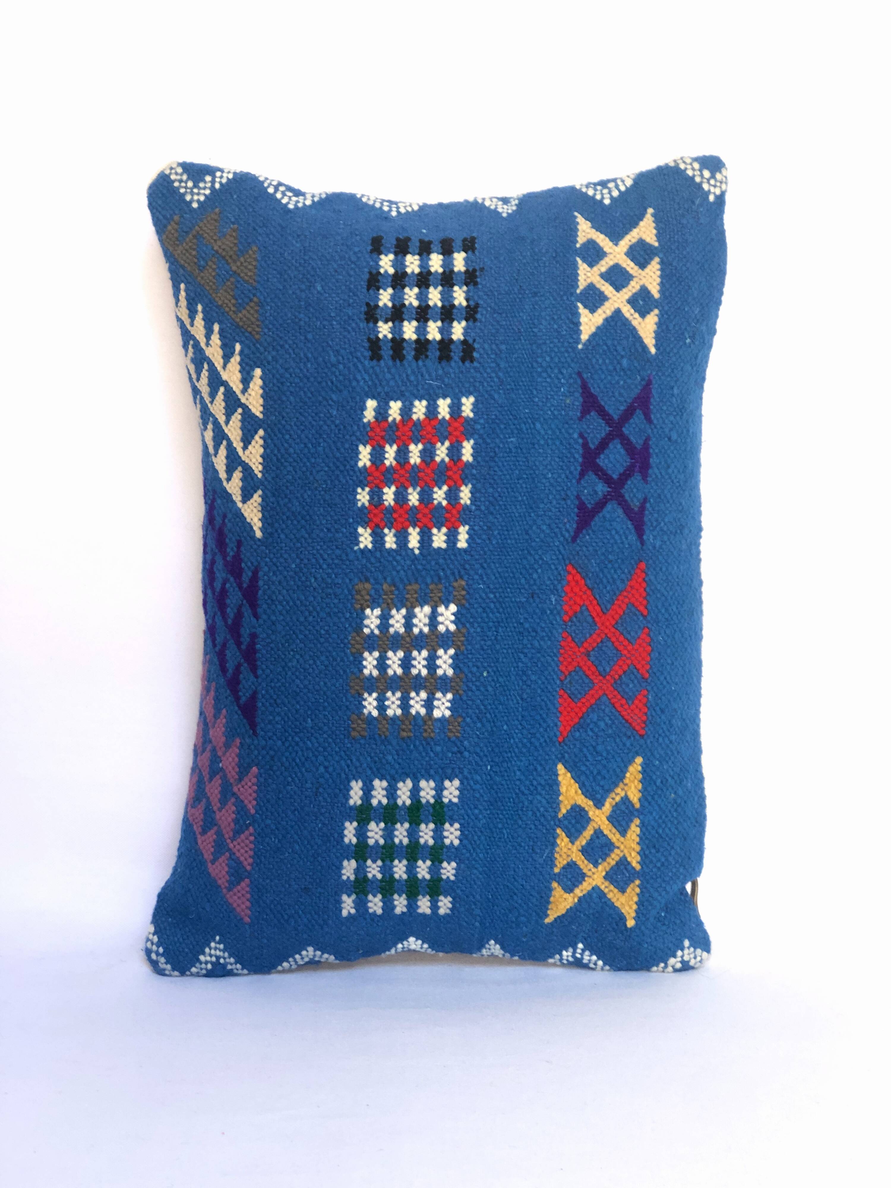woven velvet cushion, very lively thanks to its bright colours.
