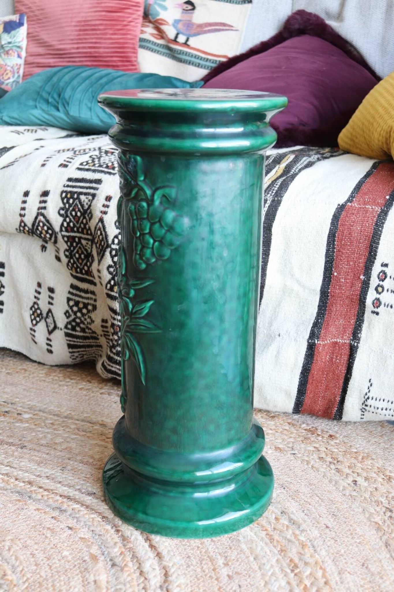 Pedestal column in green ceramic with flower and fruit decoration