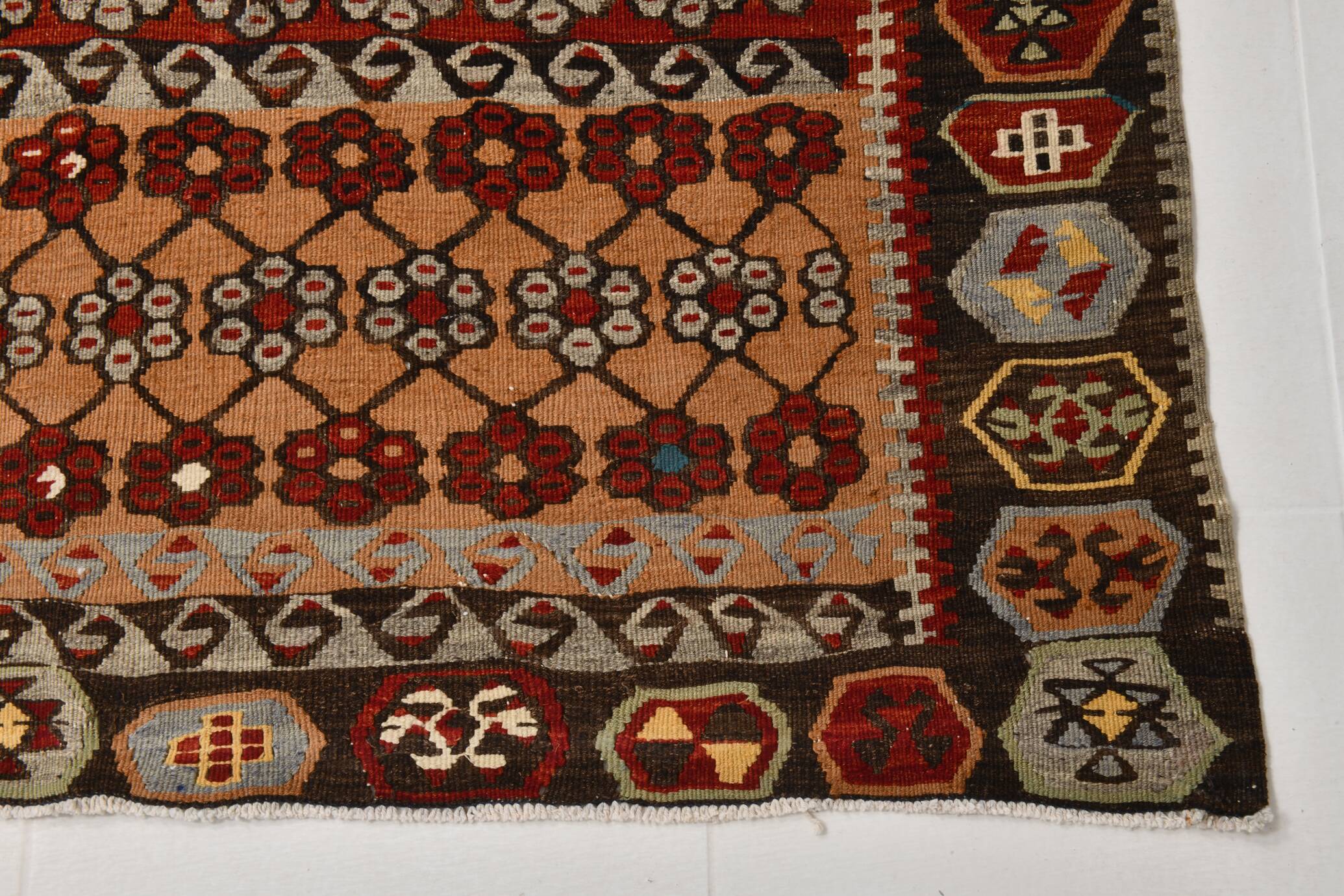 Kilim anatolien ancien tons rouges et beiges, motifs tribaux colorés
