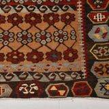 Kilim anatolien ancien tons rouges et beiges, motifs tribaux colorés
