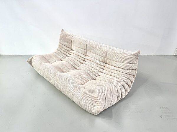 Canapé Togo en velours côtelé beige attribué à Michel Ducaroy pour Ligne Roset.
