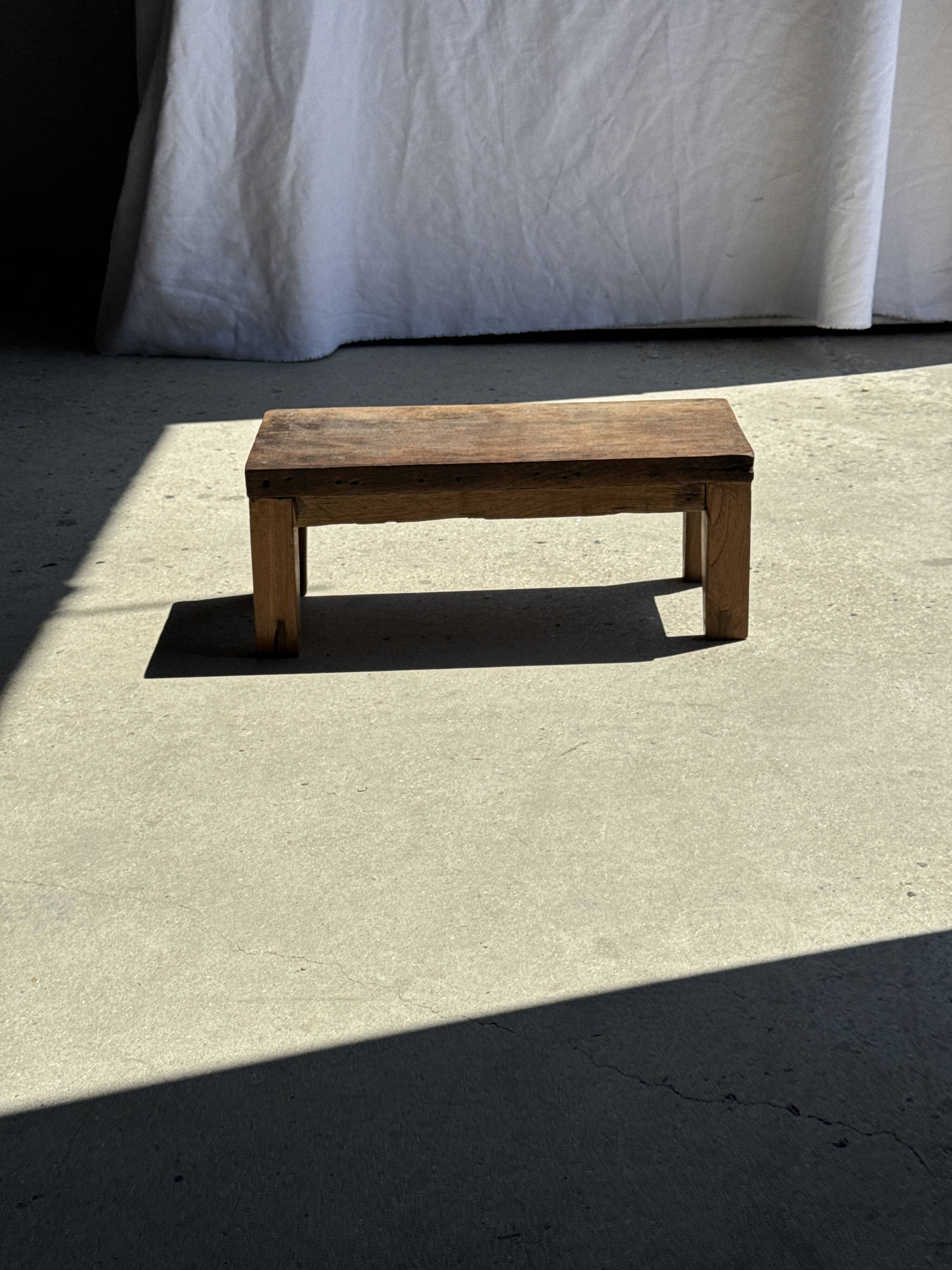 Petit banc en teck ancien rectangulaire quadripode d'Indonésie H20 L45