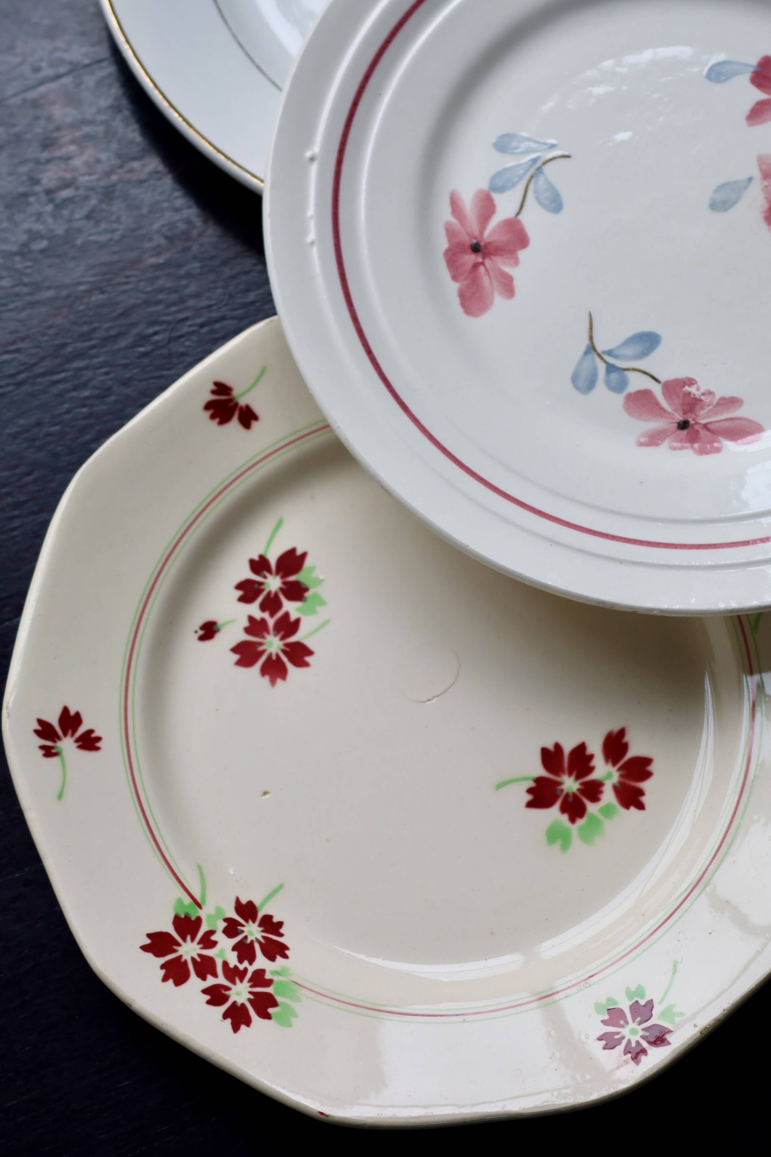 4 assiettes à dessert vintage fleuries dépareillées en faïence