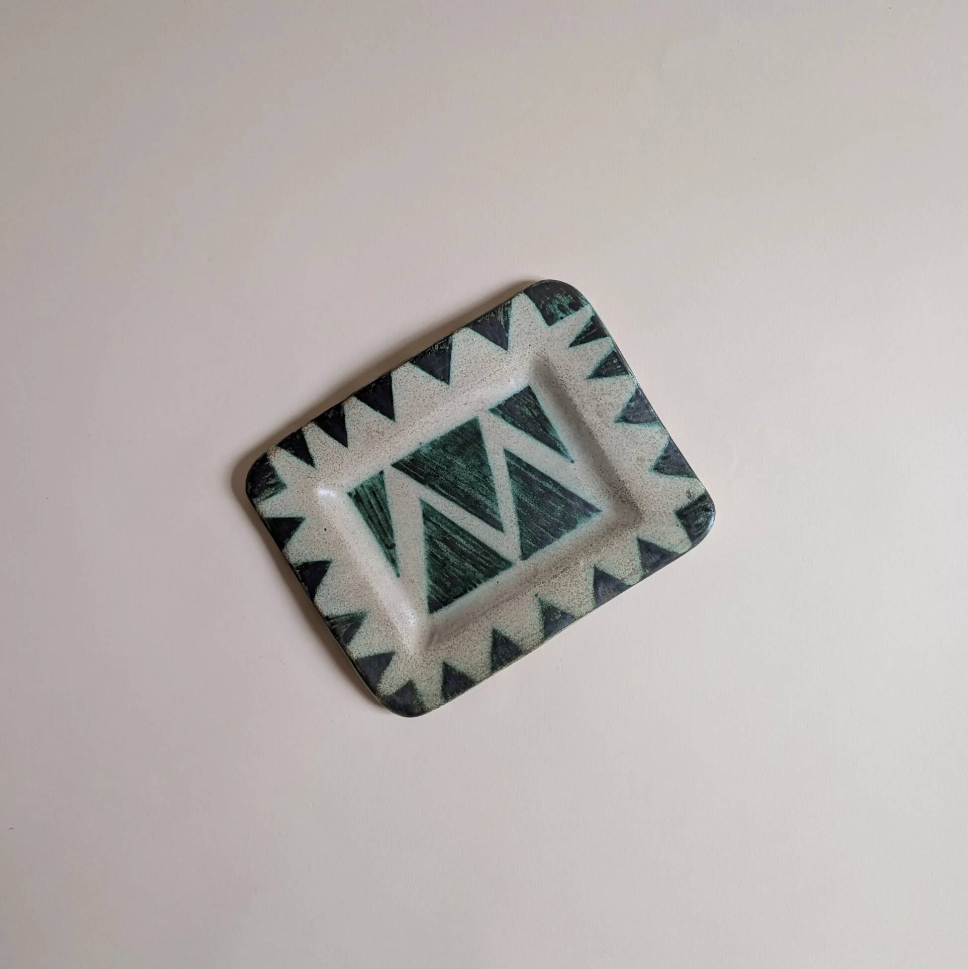 Ceramic pocket emptier